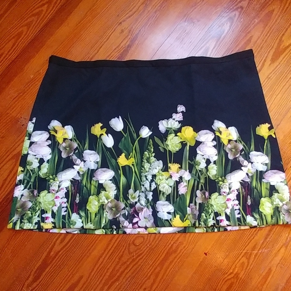 NWOT Plus size Victoria Beckham black floral skirt